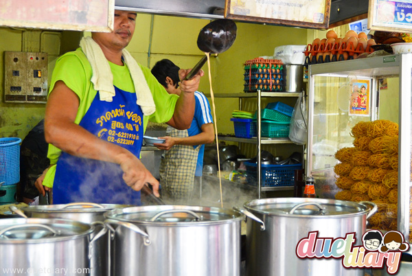 ราดหน้า,หมี่กรอบ,ราดหน้ายอดผัก,ร้านอร่อย,เสาชิงช้า,เจ้าพ่อเสือ