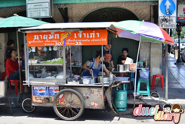 ตลาดหลังกระทรวง,หลังกระทรวง,อูคูเลเล่,เครื่องดนตรี,กระเป๋า,ถูก